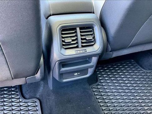 Used 2025 Volkswagen Taos SE w/ Panoramic Sunroof Package FWD image 18