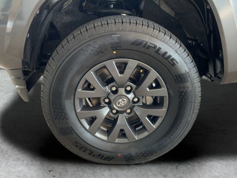 Used 2022 Toyota Tacoma SR5 w/ SR5 Appearance Package (SM) RWD image 25