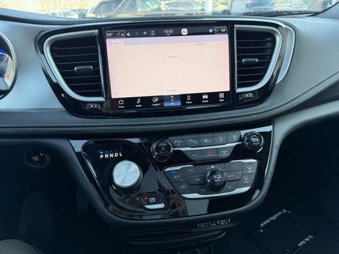 Used 2021 Chrysler Pacifica Touring-L w/ Premium & Safety Sphere Group image 18