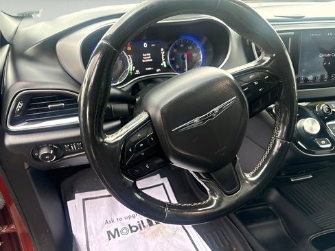 Used 2018 Chrysler Pacifica Touring-L Plus FWD image 32