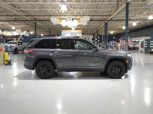 Used 2024 Jeep Grand Cherokee Altitude AWD/4WD image 7
