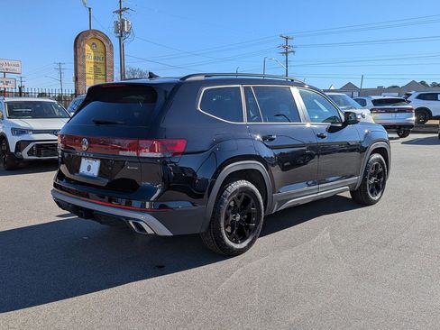 Used 2025 Volkswagen Atlas Peak Edition SE image 3