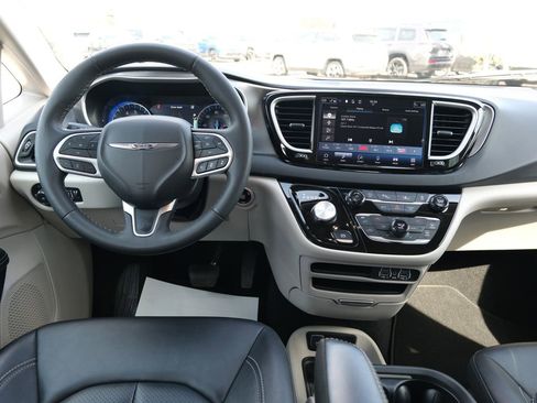 Used 2024 Chrysler Pacifica Touring-L FWD image 26