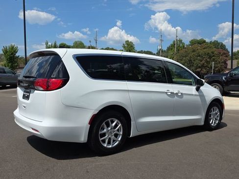 Used 2023 Chrysler Voyager LX FWD image 5
