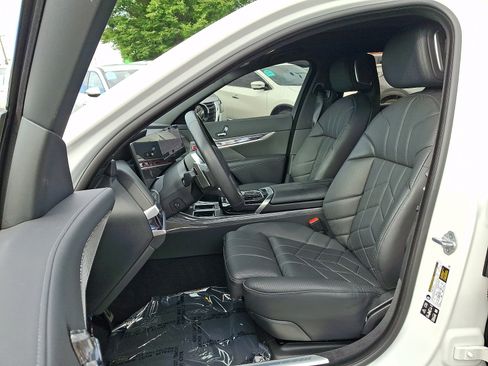 Used 2024 BMW 760i xDrive AWD/4WD image 13