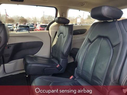 Used 2022 Chrysler Pacifica Touring-L image 39