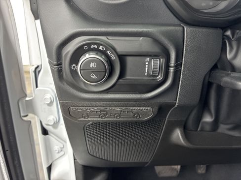 Certified 2025 Jeep Gladiator Sport AWD/4WD image 23