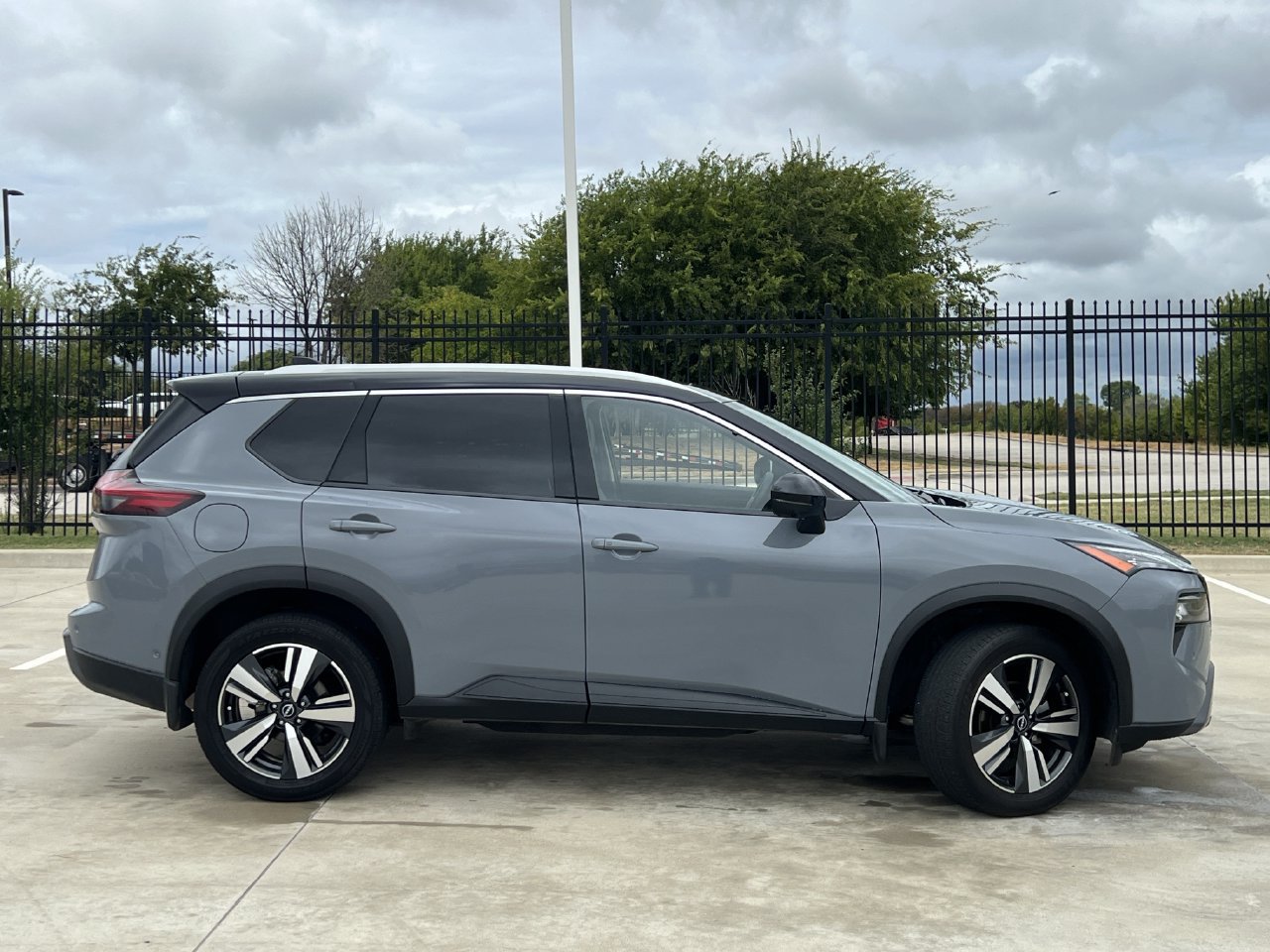 Used 2024 Nissan Rogue SL w/ SL Premium Package FWD image 3