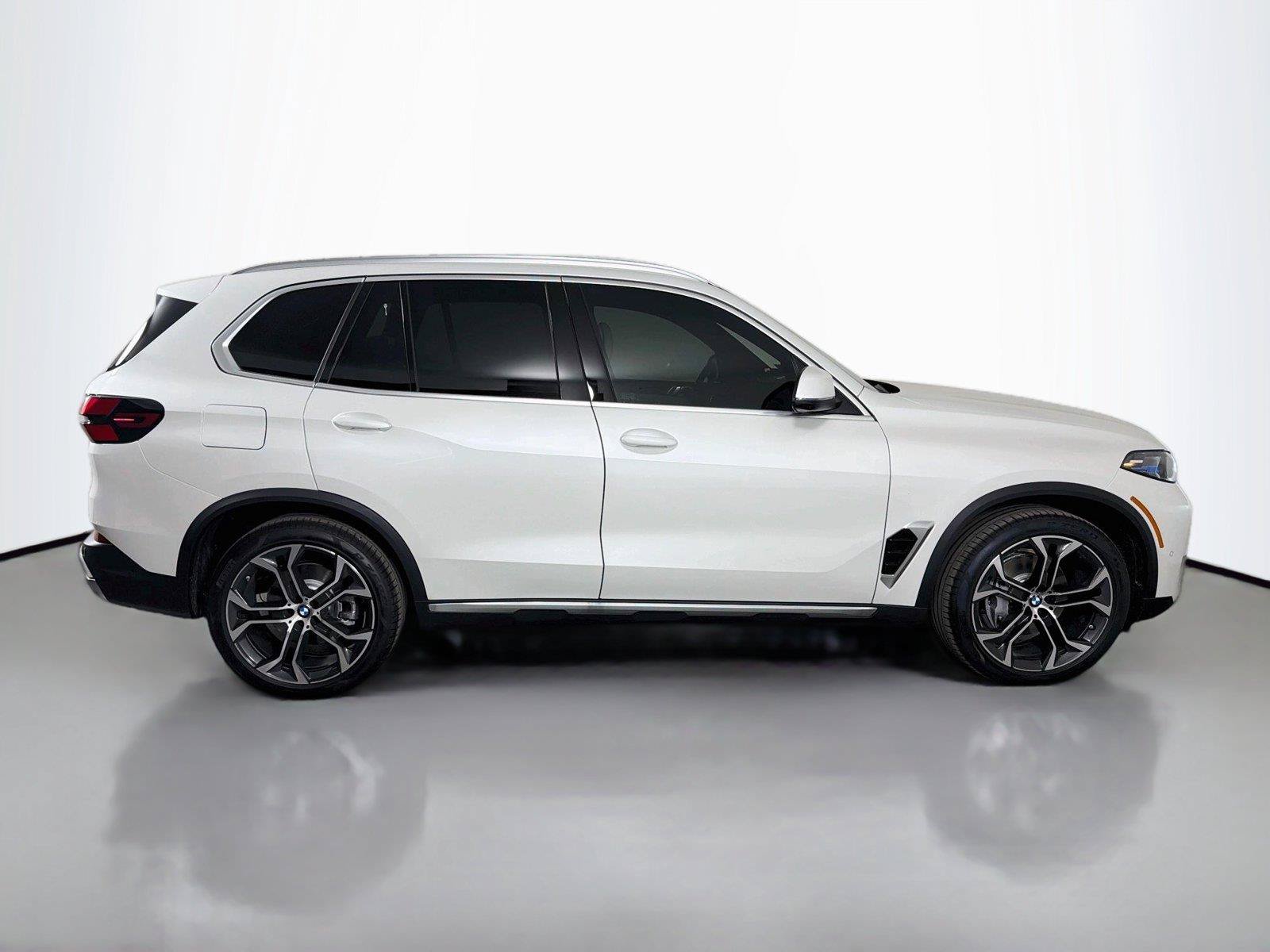 New 2026 BMW X5 xDrive40i w/ Climate Comfort Package AWD/4WD image 4
