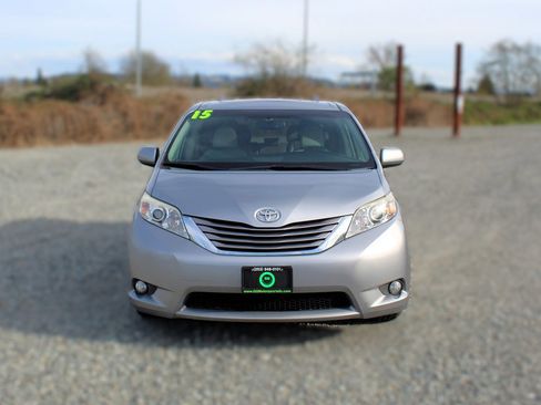 Used 2015 Toyota Sienna XLE Premium image 2