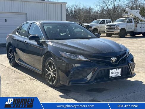 Used 2021 Toyota Camry SE w/ Cold Weather Package image 1