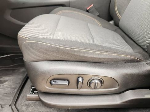 Used 2021 Chevrolet Traverse LT image 25