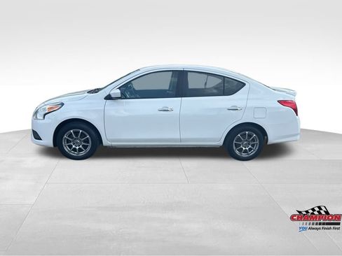 Used 2016 Nissan Versa SV image 2