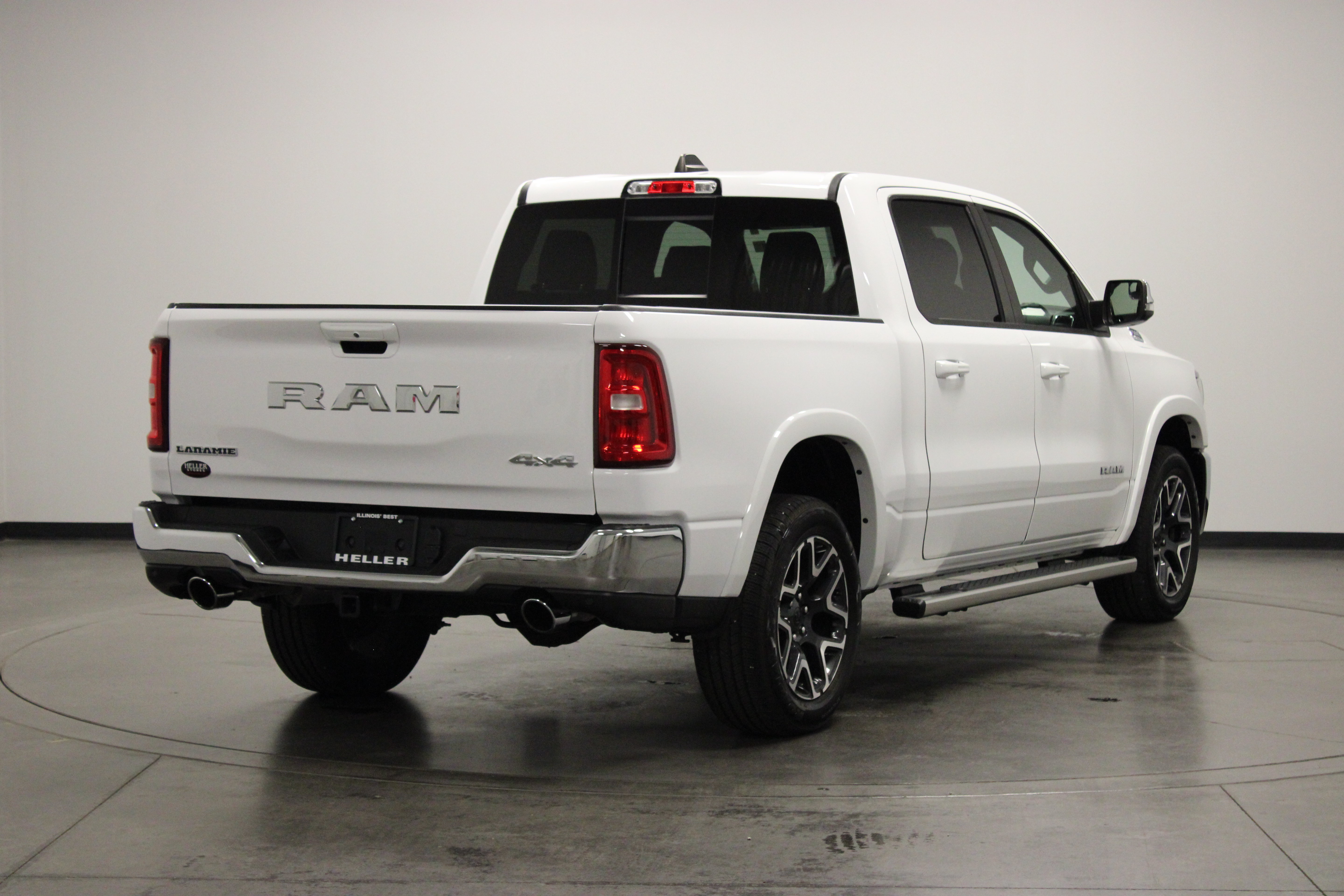 Used 2025 RAM 1500 Laramie AWD/4WD image 8