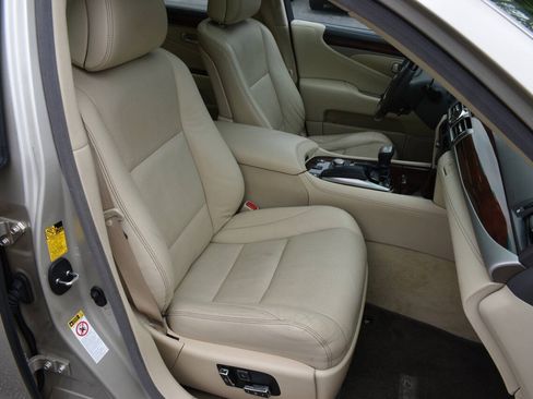 Used 2014 Lexus LS 460 AWD w/ Comfort Package image 22