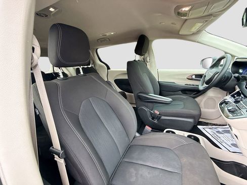 Used 2023 Chrysler Voyager LX FWD image 33