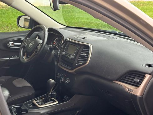 Used 2014 Jeep Cherokee Sport image 25