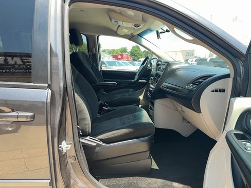 Used 2016 Dodge Grand Caravan SXT FWD image 24