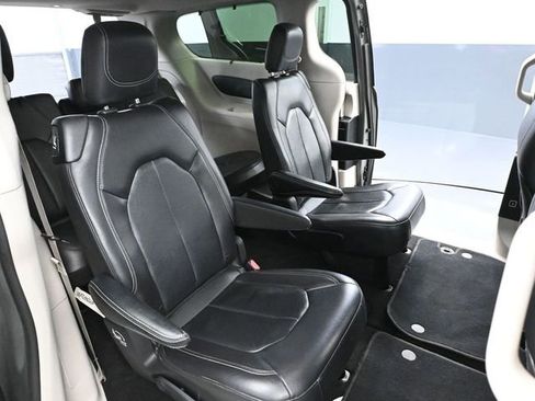 Used 2022 Chrysler Pacifica Touring-L image 46