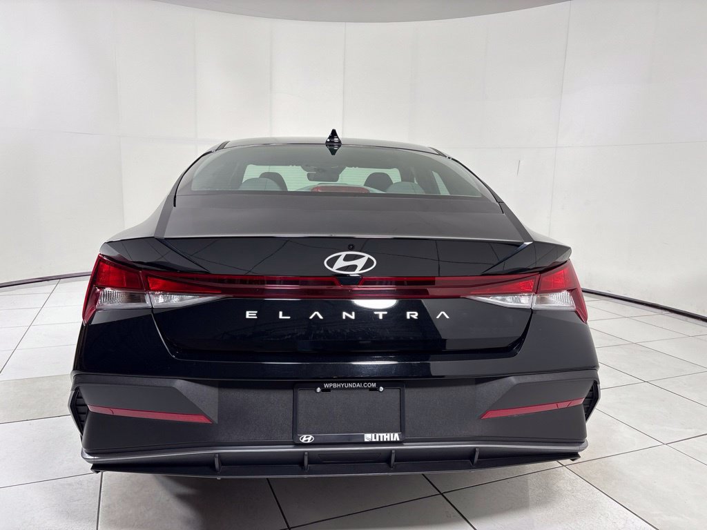 Used 2025 Hyundai Elantra SE FWD image 4