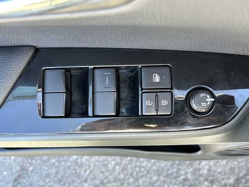 Used 2022 Toyota Prius L Eco FWD image 15