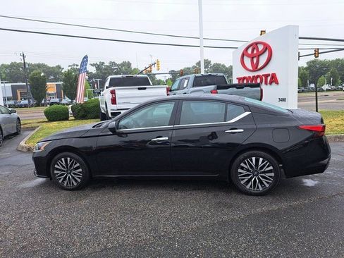 Used 2025 Nissan Altima 2.5 SV FWD image 12