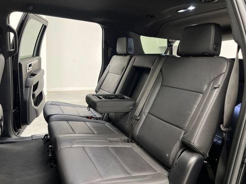 Used 2025 Chevrolet Suburban LT RWD image 16