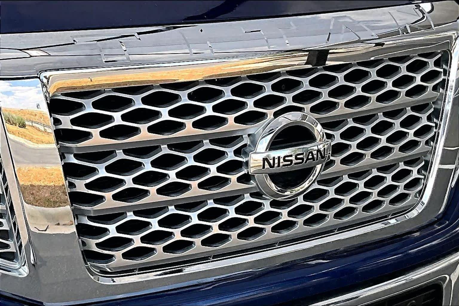 Used 2017 Nissan Titan SL AWD/4WD image 30