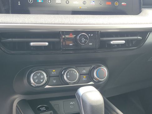 Used 2025 Nissan Kicks SV w/ Charging Package image 27