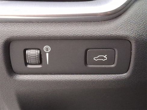 Used 2020 Volvo V60 T5 Cross Country image 23