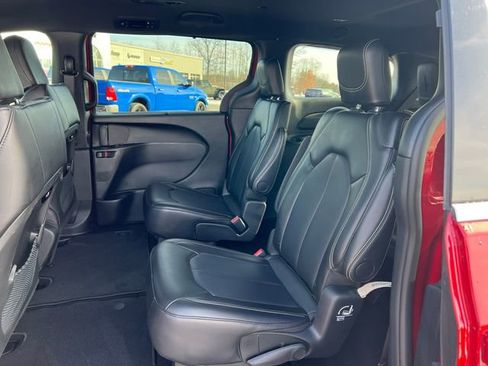 Used 2025 Chrysler Pacifica Select image 4