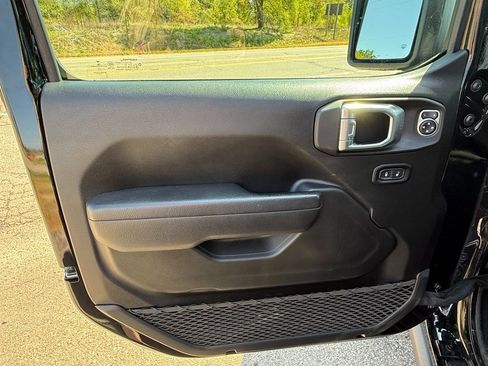 Used 2022 Jeep Wrangler Unlimited Rubicon w/ Cold Weather Group image 13