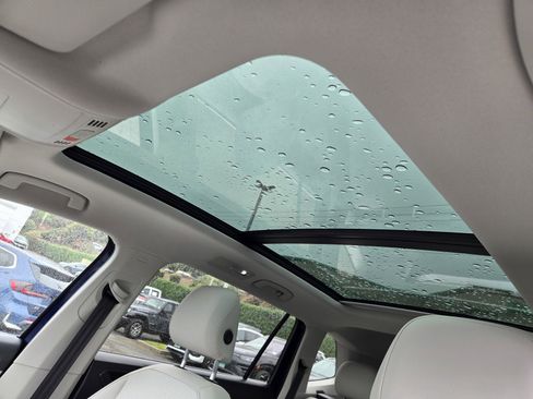 Used 2022 Volkswagen Tiguan SE w/ Panoramic Sunroof Package image 11