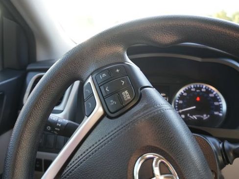 Used 2017 Toyota Highlander LE FWD image 24