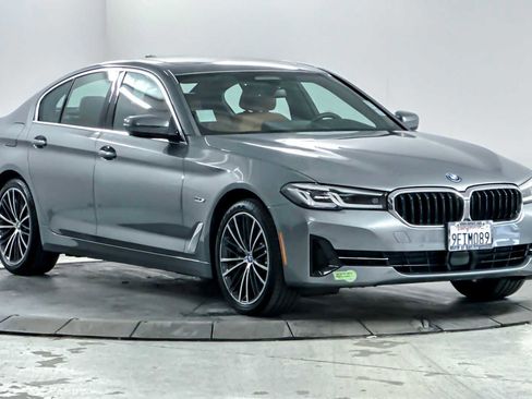 Used 2023 BMW 530e w/ Premium Package image 9
