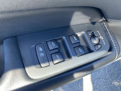 Used 2018 Volvo XC60 T6 R-Design w/ Convenience Package image 13