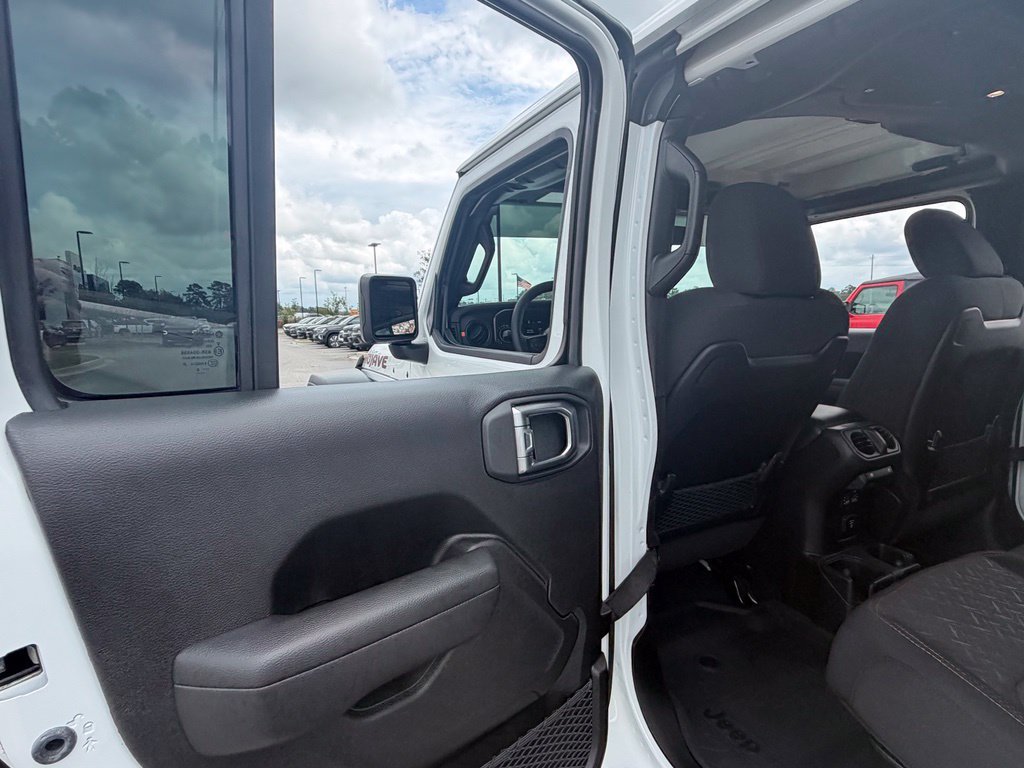 Certified 2025 Jeep Gladiator Mojave AWD/4WD image 37