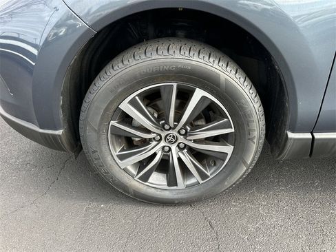 Used 2022 Toyota Venza XLE image 10