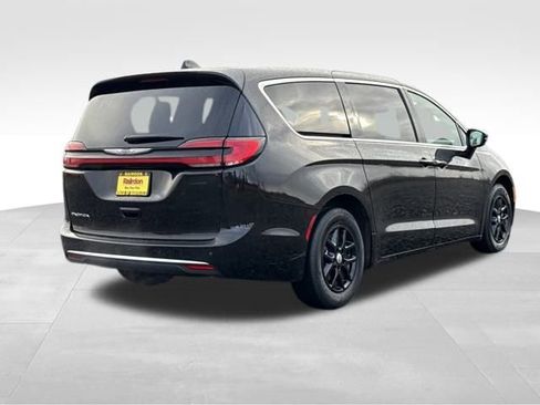 Used 2024 Chrysler Pacifica Touring-L image 7