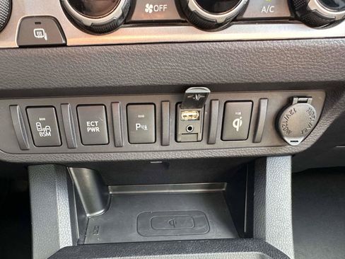 Used 2017 Toyota Tacoma Limited w/ Tow Package AWD/4WD image 27
