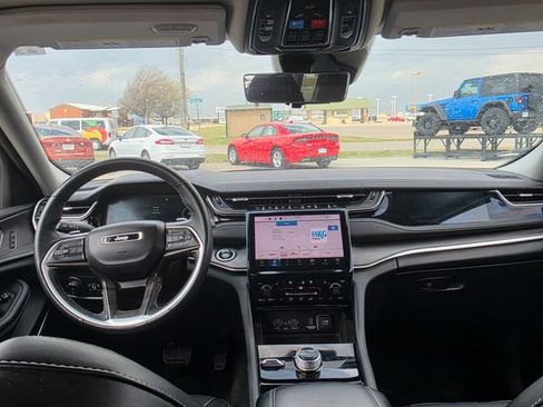 Used 2022 Jeep Grand Cherokee L Limited w/ Luxury Tech Group II image 15