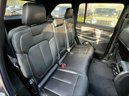 New 2025 Jeep Grand Cherokee Limited w/ Black Appearance Package image 24