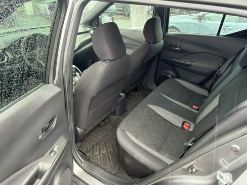 Used 2018 Nissan Kicks SV image 9