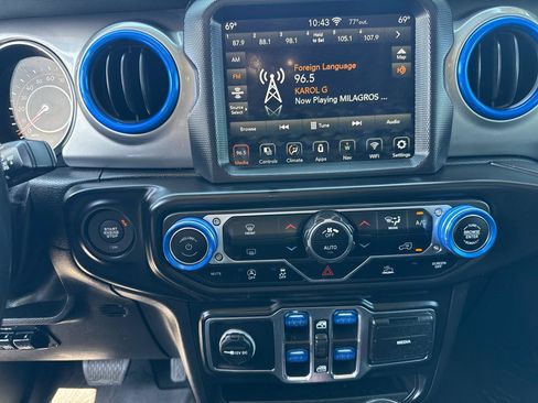 Used 2020 Jeep Gladiator Overland AWD/4WD image 21