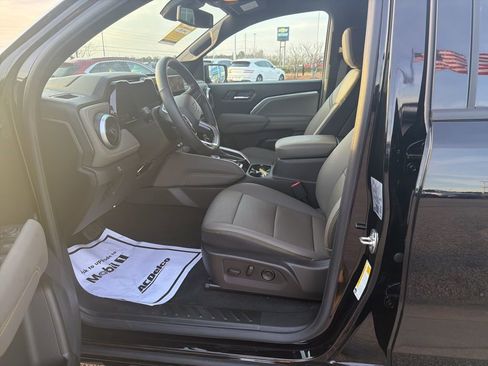 Used 2025 Chevrolet Colorado ZR2 image 3