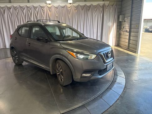 Used 2018 Nissan Kicks SR w/ Exterior Package FWD image 2