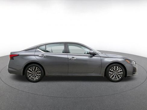 Used 2025 Nissan Altima 2.5 SV FWD image 14
