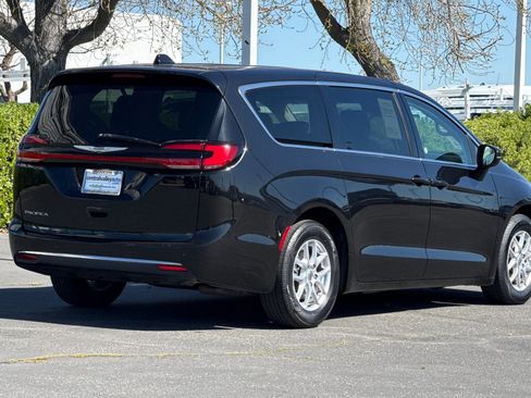 Used 2023 Chrysler Pacifica Touring-L image 4