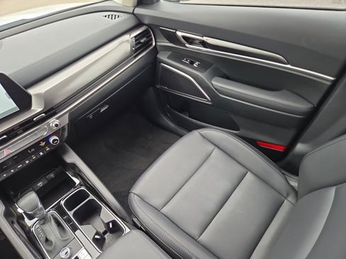Used 2025 Kia Telluride LX FWD image 18