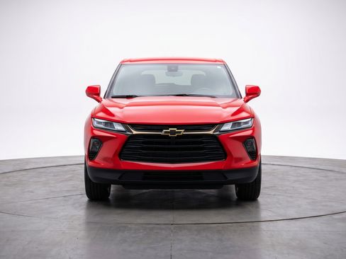 Used 2025 Chevrolet Blazer LT FWD image 2